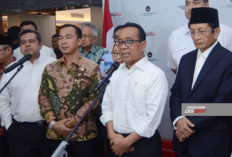 Menko Pratikno menjelaskan beberapa agenda prioritas Presiden Prabowo yang dibahas, antara lain cek kesehatan gratis, pembangunan rumah sakit, dan penuntasan penyakit TB oleh Kemenkes, renovasi sekolah oleh Kemendikdasmen, serta pembangunan sekolah unggulan terakreditasi dan digitalisasi pendidikan oleh Kemendikdasmen, Kemendikti Saintek, dan Kemenag.