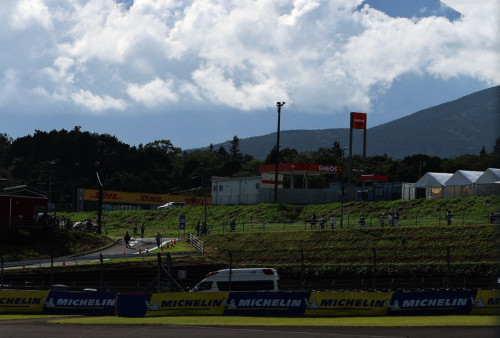 Pemandangan Gunung Fuji dilihat dari salah satu sudut sirkuit Fuji Speedway.