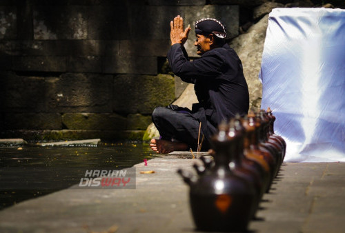 Pegiat budaya melakukan ritual Ruwat Sumber Petirtaan Jolotundo di Dusun Biting, Desa Seloliman, Kecamatan Trawas, Kabupaten Mojokerto, Jawa Timur, Rabu, 3 Agustus 2022. Ritual tersebut digelar pada bulan Suro sebelum tanggal 10 dan dilakukan pada hari dengan pasaran legi. Tradisi ruwat 33 sumber mata air tersebut diambil dari empat penjuru Gunung Pawitra (Penanggungan) ini merupakan warisan nenek moyang yang harus tetap dijaga untuk keutuhan dan keseimbangan alam terutama air. Ritual tersebut digelar pada bulan Suro sebelum tanggal 10 dan dilakukan pada hari dengan pasaran legi. 