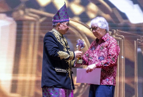 Berjasa Memperkuat Hubungan Bilateral RI-Singapura, Profesor Tommy Koh Terima Adinata Award