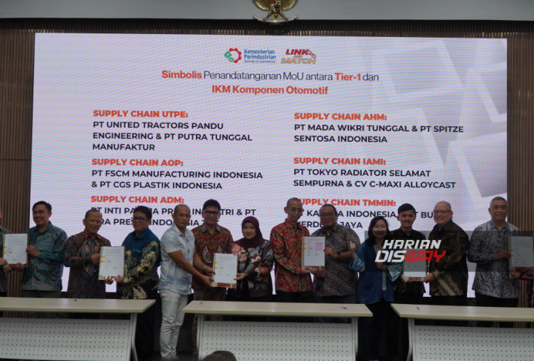 Penandatanganan Memorandum of Understanding (MoU) antara Tier 1 dengan IKM Komponen Otomotif yang disaksikan oleh Ketua Pengurus Yayasan Astra – Yayasan Dharma Bhakti Astra, Rahmat Samulo (kelima kiri) dan Sekretaris Pengurus Yayasan Astra – Yayasan Dharma Bhakti Astra, Ema Poedjiwati (keempat kanan). Penandatanganan MoU ini merupakan bagian dalam acara Link and Match yang diselenggarakan pada 2 Desember 2025 di Kementerian Perindustrian RI, Jakarta.