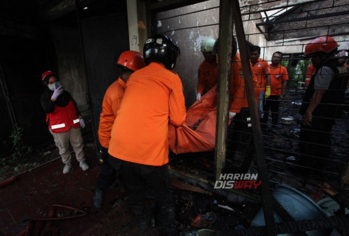 Kebakaran hebat terjadi di sebuah rumah di Jalan Kertajaya Indah Timur, Surabaya sekitar pukul 04.00 WIB. Seketika petugas sudah tiba di lokasi sekitar pukul 04.16 WIB dan langsung melakukan pemadaman. (Julian Romadhona/Harian Disway)
