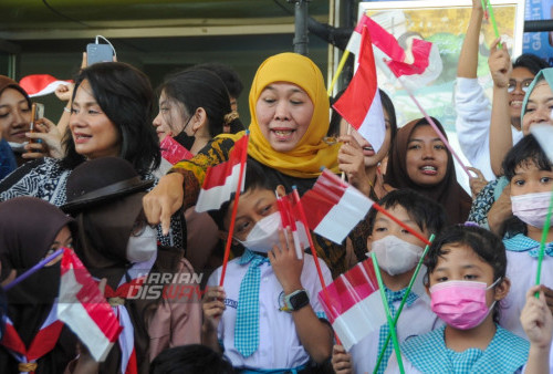 Gubernur Jawa Timur, Khofifah Indar Parawangsa foto bersama dengan siswa siswi usai memberikan sambutan jelang pembukaan Big Bad Wolf Books (BBW) Surabaya yang digelar di Jatim Expo Convention Exhibition, Surabaya, Jawa Timur, Jumat 28 Juli 2023. Surabaya menjadi pemberhentian kota ke-3 dalam tur BBW 2023 yang bekerja sama dengan Dinas Perpustakaan dan Kearsipan Provinsi Jawa Timur. Big Bad Wolf Books (BBW) Surabaya digelar dengan mengusung tema #BACAITUKEREN, BBW Surabaya 2023 dengan buku yang serba baru yang dimulai mulai tanggal 28 Juli hingga 6 Agustus 2023.