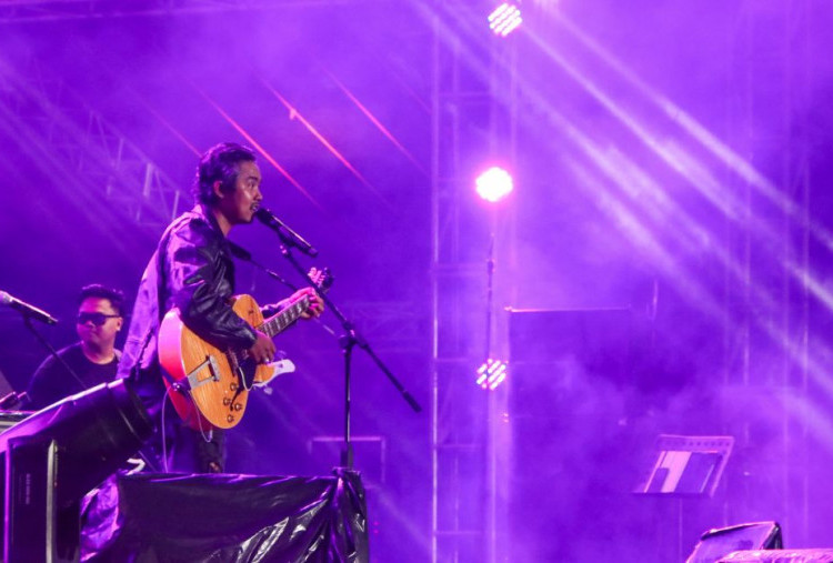 Dodit and The Band Tampil di Halu Fest 2025, Pamer Celana Gembel ala Dikta