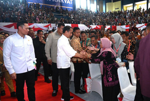 AHY Dampingi Jokowi Bagi-bagi Sertipikat Tanah di Banyuwangi 
