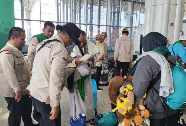 Jemaah Haji Madura Pakai Baju 6 Lapis Biar Tas Kabin Lolos di Bandara