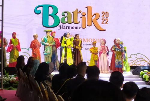 Donnie Sibarani dan Ikatan Alumni Putri Indonesia Kenakan Batik Khas Kota Pasuruan 