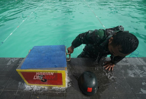 Dengan membawa senjata dan helm, para prajurit diwajibkan mampu berenang sejauh 50 meter ketika berlangsungnya latihan renang di Kolam Renang Krida Tirta Kesatrian Marinir Ewa Pangalila Gunungsari, Surabaya, Jawa Timur. Rabu (1/2/2023). Seluruh prajuritnya selalu membina fisik, salah satunya dengan berenang, sehingga nantinya siap untuk menghadapi tugas-tugas yang diberikan, baik tugas operasional maupun tugas-tugas lainnya.
