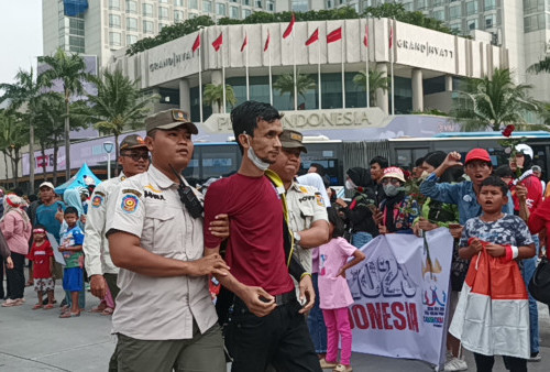 Pemukulan Copet Warnai Arak-arakan Timnas Indonesia U-22, Gagal Gasak HP Pengunjung