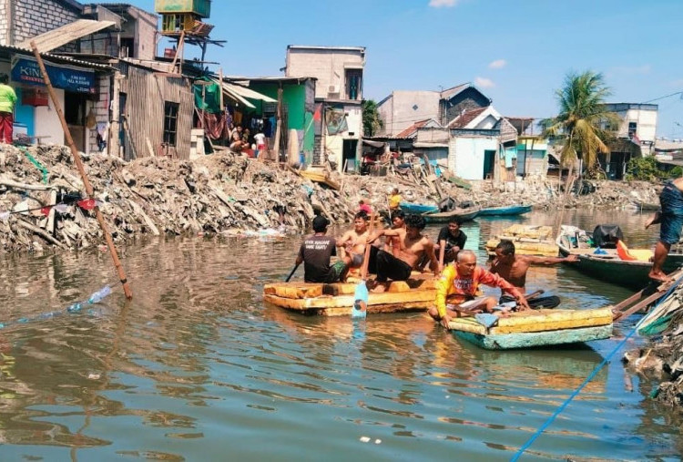 Sungai Kumuh Disulap Jadi Arena Lomba Dayung Warga Kalianak