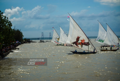 Sejumlah peserta beradu kecepatan saat mengikuti lomba perahu layar di Pantai Kenjeran Surabaya, Jawa Timur, Sabtu 13 Agustus 2022. Lomba perahu layar tersebut diikuti sebanyak 37 perahu nelayan untuk memeriahkan peringatan HUT ke-77 Kemerdekaan RI. Foto: Miftakhul Rozaq
