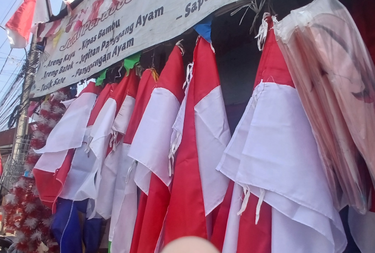 Merah Putih Mulai Bertebaran 9 Hari Jelang 17 Agustus, Pedagang Masih Menanti Pembeli