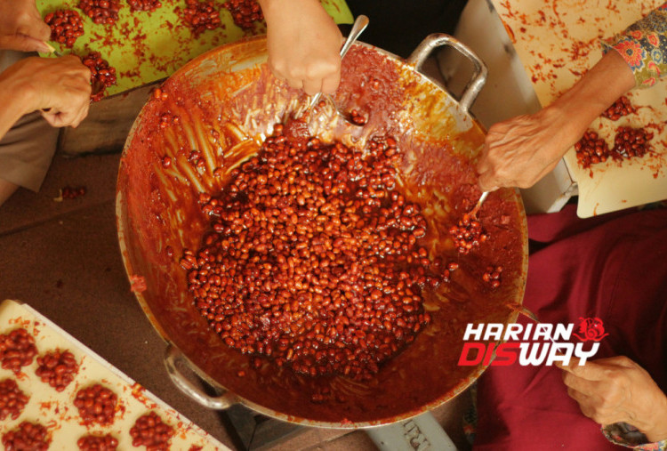 Kualitas produk dijaga melalui pemilihan bahan baku secara cermat dan pembelian dalam jumlah besar untuk menjaga konsistensi mutu. Ampyang Jawa juga menerapkan efisiensi produksi dengan mengolah produk yang mendekati masa kedaluwarsa menjadi sambal kacang. Dengan kemasan profesional, produknya dipasarkan secara offline dan online, dipesan instansi pemerintah serta perbankan, hingga menembus Resta 456 Salatiga melalui fasilitasi pasar YDBA. (Foto: Raka Denny/Harian Disway)