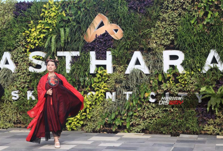 The Skyfront resmi dibuka sebagai area komersial perdana Asthara Skyfront City yang berada tepat di sebelah Bandara Internasional Soekarno–Hatta. Kawasan ini menjadi langkah awal pengembangan township seluas 1.100 hektar dengan konsep lifestyle dining di ruang terbuka dan panorama langsung aktivitas pesawat lepas landas dan mendarat.
Head of Commercial Asthara Skyfront City, Dahlia Salim, menyampaikan The Skyfront menghadirkan beragam tenant kuliner seperti Kwetiau Aho, Jin Ramen, Lad n Lass, hingga O’llamaak! Kedai Kopi Melayu, memperkuat posisinya sebagai commercial hub baru dengan pengalaman unik di Jabodetabek.