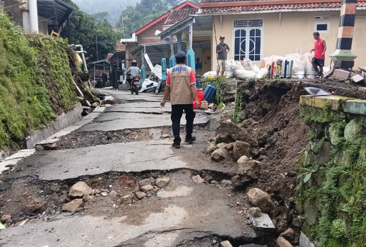 Fenomena Tanah Bergerak di Tegal Picu Kerusakan Rumah dan Jalan, Warga Mengungsi Karena Khawatir 