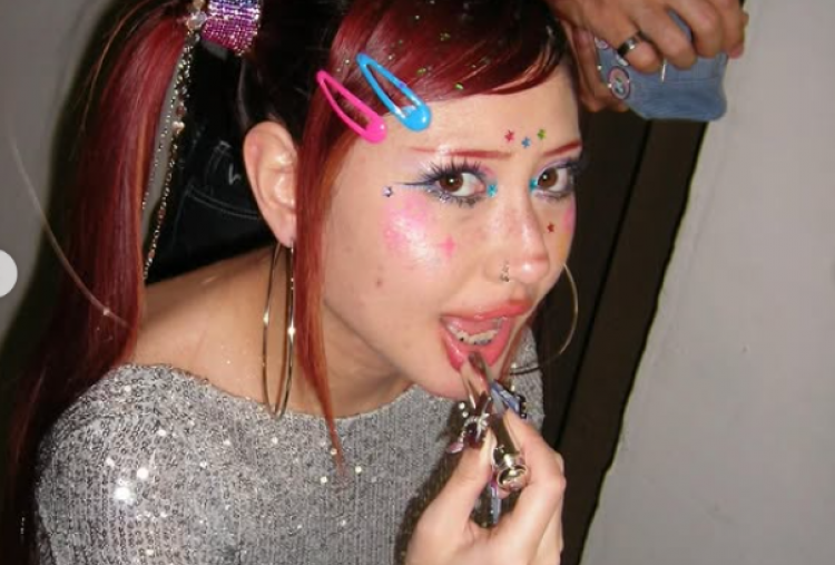 Tampil Bold, Tren Naykilla Look Bikin Alis Merah dan Tooth Gems Ramai Dicoba 