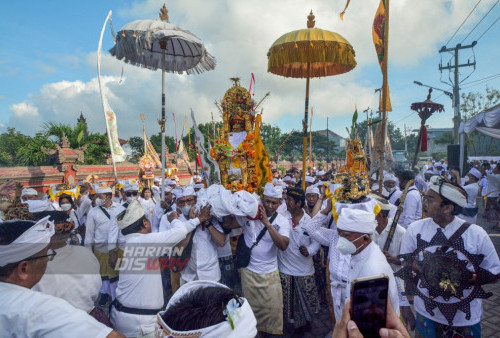 Umat Hindu mengikuti Upacara Melasti dengan membawa sejumlah sesaji berjalan menuju pesisir laut Kenjeran, Surabaya, Jawa Timur, Minggu (19/3/2023). Upacara Melasti bertujuan menyucikan diri dan alam tersebut dilakukan untuk menyambut Hari Raya Nyepi Tahun Baru Saka 1945 yang jatuh pada Rabu (22/3). (foto: Andika Bagus Priambodo)