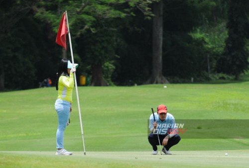 Pemain golf saat mencoba lapangan Golf Taman Dayu, Pasuruan, Jawa Timur, Senin. 19 Februari 2024.
Lapangan golf yang telah lama menjadi tujuan utama para penggemar golf ini akan mengalami beberapa perubahan di bawah kepemilikan baru, dengan fokus pada meningkatkan pengalaman bagi para pengunjung dan anggota klub Golf yang berada di tanah air. CEO Perusahaan TANCORP dan Tanrise Property menyatakan keyakinannya bahwa akuisisi ini akan membawa nilai tambah yang signifikan bagi komunitas golf lokal dan memperkuat posisi perusahaan dalam industri hiburan. (Julian Romadhon/Harian Disway)
