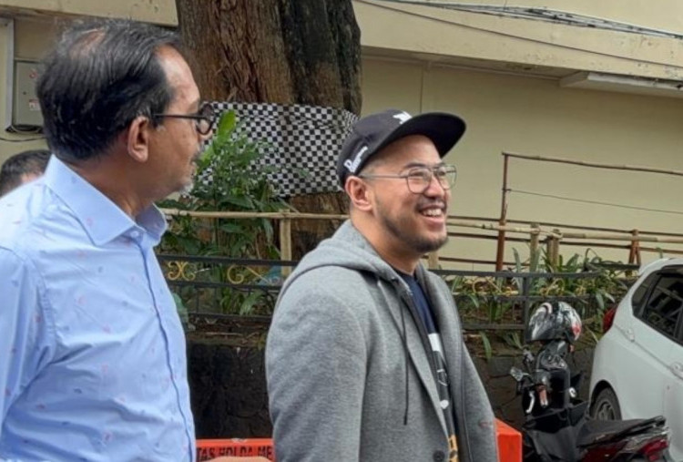 Penuhi Panggilan, Pandji Pragiwaksono dan Haris Azhar Full Senyum saat Datangi PMJ