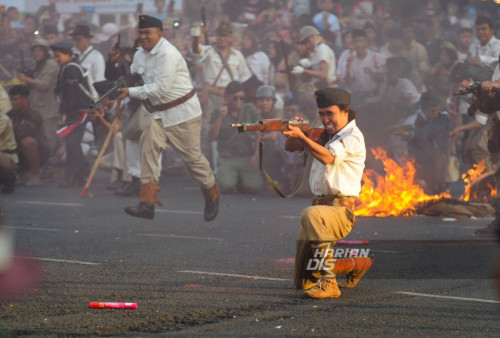 Pemain teaterikal menampilkan drama pertempuran Surabaya saat berlangsungnya Parade Surabaya Juang di Surabaya, Jawa Timur, Minggu, 5 November 2023. Parade Surabaya Juang yang melibatkan sebanyak 35 komunitas dan instansi tersebut digelar untuk menyambut Hari Pahlawan. (Julian Romadhon/Harian Disway)