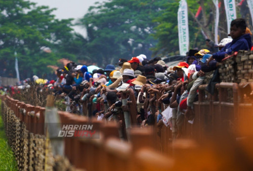 Ajang Karapan Sapi ini menarik antusiasme penonton dari banyak kalangan. Bahkan bukan hanya warga lokal Pulau Garam saja, melainkan juga sejumlah wisatawan asing dari mancanegara berkumpul di Lapangan Stadion Kerapan Sapi R.P Moh Noer, Jawa Timur, Minggu (16/10/2022). 
