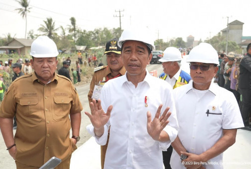Jokowi Pantau Rekonstruksi Jalan Rusak di Lampung, Gestur Gubernur Arinal Djunaidi Jadi Sorotan Netizen: Kayak Bos Saja!