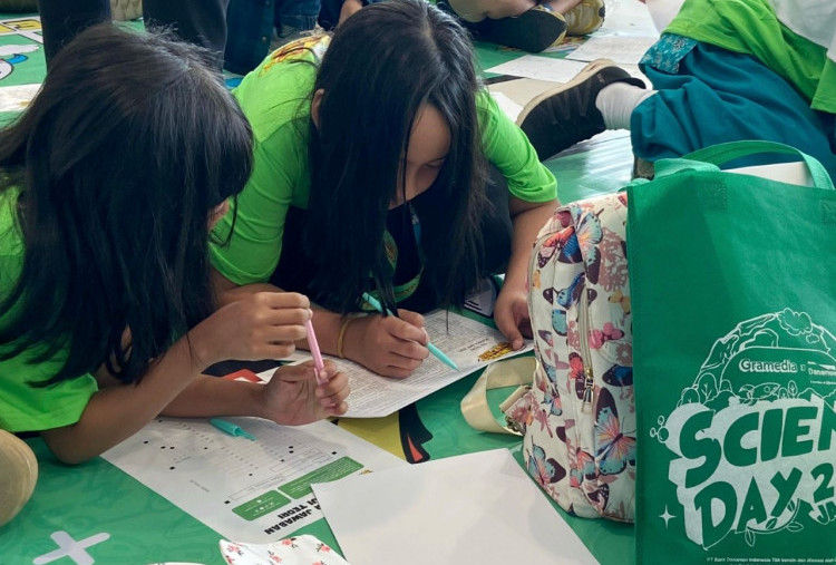 Gramedia Science Day 2026 Ajak Ratusan Ilmuwan Cilik Surabaya Jelajahi Dunia Sains 