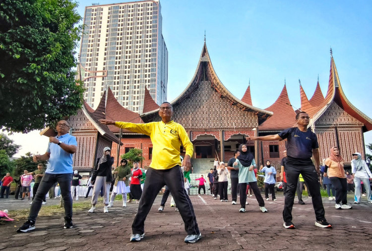 Ikut Komunitas Senam Dahlan Iskan di Surabaya, Dirut BPJS Kesehatan Prihati: Penting untuk Kesehatan Jantung