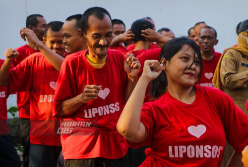 Sejumlah peserta mengikuti lomba di Liponsos Keputih, Surabaya, Jawa Timur, Selasa 8 Agustus 2023. Sebanyak 100 warga penghuni Liponsos ikut meriahkan Hari Kemerdekaan Republik Indonesia dengan mengadakan lomba-lomba, diantaranya yang diadakan hari ini yakni lomba balap bakiak, dan lomba balap karung untuk menyemarakkan peringatan HUT ke-78 Kemerdekaan RI. (Moch Sahirol/Harian Disway)