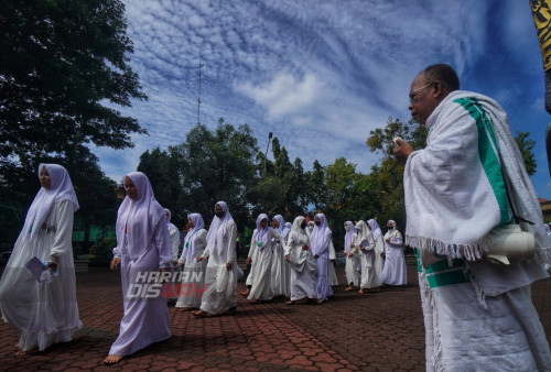 Pembina Manasik Haji, Drs. H. Subai, membimbing pelajar dari SMK Muhammadiyah 1 Surabaya saat latihan manasik haji di Asrama Haji Surabaya, Jawa Timur, Jumat (3/3/2023). Kegiatan belajar Manasik haji tersebut diikuti sebanyak 205 pelajar SMK Muhammadiyah 1 Surabaya itu untuk ujian praktek dan memberikan pemahaman urutan pelaksanaan haji. (foto: Julian Romadhon)