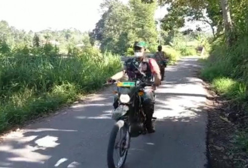Babinsa Sisir Hutan Gunakan Sepeda Motor di Tanjung Sakti