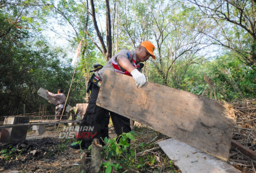 Sejumlah Aktifis Lingkungan melakukan bersih-bersih hutan Lobre Surabaya, Jawa Timur Sabtu (24/6/2023). Aksi bersih-bersih hutan dan penanaman tunas kelapa yang digelar oleh Komunitas Lukis Awan Merah, Surabaya Historical Community dan Pramuka Peduli Kuarcab Surabaya yang bertakjuk Wira Jagaddhita tersebut dalam rangka memperingati Hari Hutan Hujan Sedunia. 
