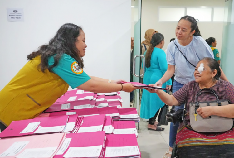 Operasi Katarak Gratis Ubah Hidup Yayah, Kini Bisa Melihat dan Bekerja Lagi