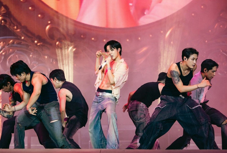 5 Highlight Penampilan J-Hope BTS di Lollapalooza Berlin, Kemeja Transparan Bikin Salfok