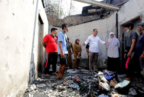 Tinjau Korban Kebakaran di Putat Jaya, Eri Cahyadi Pastikan Empat Rumah Diperbaiki