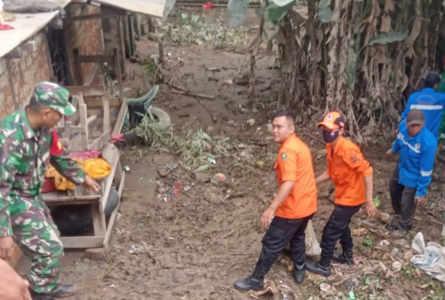 Sampah Banjir Bandang Dibersihkan Tim Gabungan Muara Enim