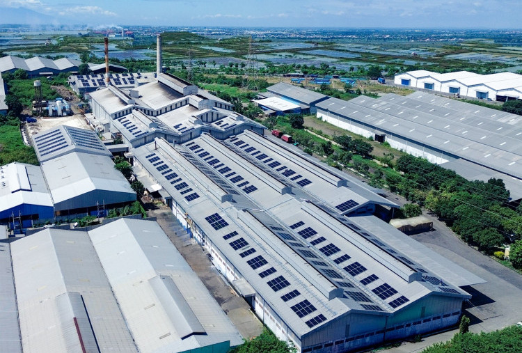 Industri Manfaatkan PLTS Atap Dukung Energi Bersih, Produksi Rendah Emisi