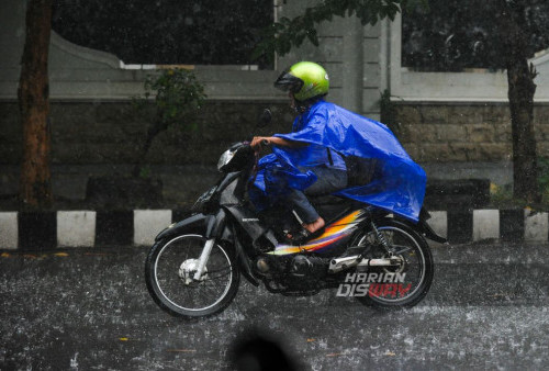 Sejumlah kendaraan menembus hujan di jalan Sawunggaling, Surabaya, Jawa Timur, Rabu, 21 Februari 2024.

Badan Meteorologi, Klimatologi, dan Geofisika (BMKG) memperkirakan hujan berintensitas ringan hingga lebat yang disertai petir berdurasi singkat terjadi di sebagian besar wilayah Kota Surabaya. (Julian Romadhon/Harian Disway)