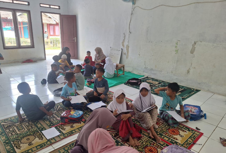 'Belajar di Lantai, Tapi Mimpi Harus Setinggi Langit' Kisah Ibu Inspiratif PNM