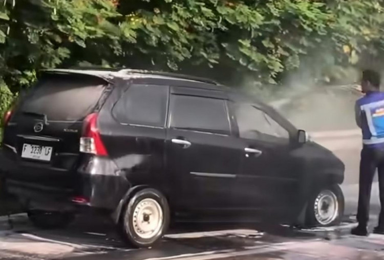 Avanza Terbakar di Tol Jagorawi KM 12, Korslet?