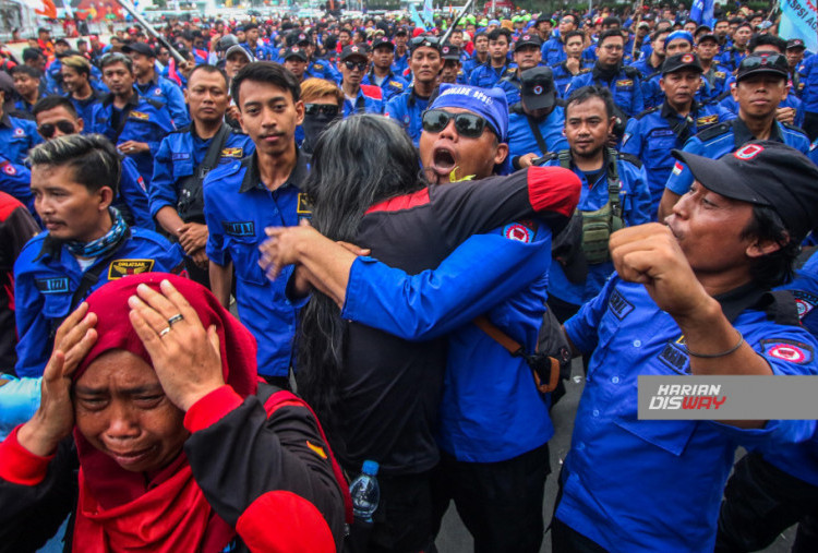 Mahkamah Konstitusi (MK) mengabulkan beberapa tuntutan mereka soal Undang-undang Cipta Kerja (Ciptaker) . Beberapa tuntutan yang dikabulkan tersebut terkait upah dan tenaga kerja asing.