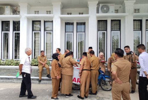 Penerima Gerobak Bakso Senang, 100 Porsi Habis Terjual Dalam Satu Jam  