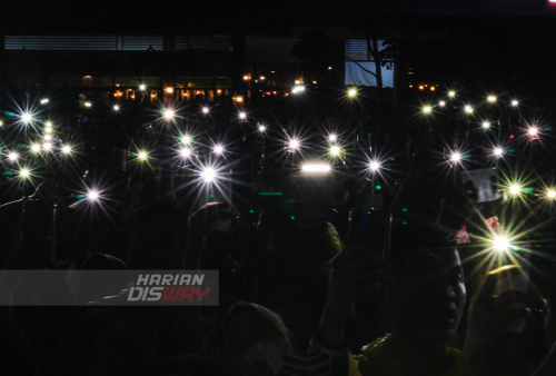 Pengunjung menyalakan LED flash atau lampu blitz pada HP Android ketika Grup musik Padi Reborn menghibur penggemarnya pada Navy Jazz Traffic Festival di Lawang, Malang, Jawa Timur, Sabtu (14/5) malam. Tujuan digelarnya Festival Music yang bertajuk Navy Jazz Traffic Festival (NJTF) pada tahun 2022 di Jawa Timur yang berskala nasional adalah untuk membangkitkan kembali industri musik dan sektor ekonomi kerakyatan yang sempat terpuruk akibat sebaran virus pandemi Covid-19 yang melanda Indonesia khususnya Provinsi Jawa Timur. Foto: Julian Romadhon