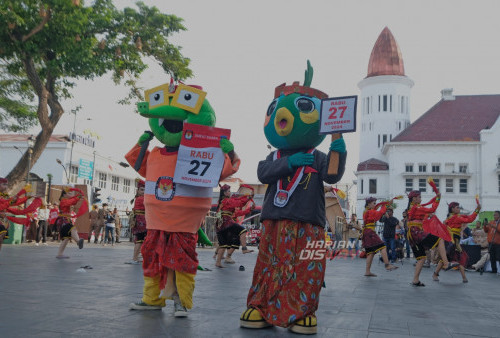 Si Mbois (kiri ) dan Si Jalih tampak berpose di Kawasan Kota Lama Surabaya 8 Oktober 2024.Mereka adalah  maskot Pilkada KPU Surabaya dan KPU Jawa Timur yang dihadirkan untuk kirab Deklarasi Pilkada Serentak di Jawa Timur. Kegiatan ini merupakan salah satu bentuk sosialisasi kepada masyarakat tentang penyelenggaraan Pemilihan Umum yang akan dilangsungkan secara serentak pada 27 November 2024 nanti.   Foto Boy Slamet- Harian Disway