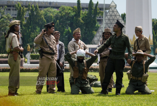 Sejumlah pemain yang tergabung Front Kolosal Soerabaja menampilkan drama kolosal yang menceritakan pertempuran Surabaya, Jawa Timur, Minggu (30/4/2023). Pertunjukan drama kolosal dari Front Kolosal Soerabaja yang menceritakan pertempuran di Kota Pahlawan itu sebagai pertunjukan edukasi sejarah Surabaya bagi masyarakat. (foto: Julian Romadhon)
