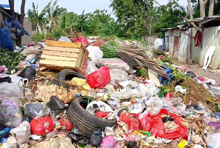 Miris! 3 Keluarga di Tangerang Hidup di Tengah Tumpukan Sampah yang Menggunung, Belatung Sampai Masuk Rumah