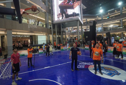 Bahkan, Ang Hoey Tiong, President Director Honda Surabaya Center, tak segan mencoba lapangan bola basket yang ada di Honda Festipark. 