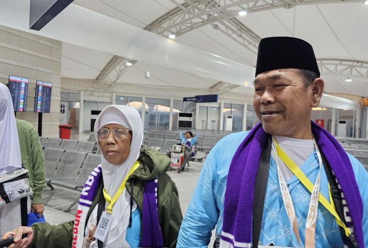 Pasutri Pedagang Sayur asal Cirebon Naik Haji Setelah Nabung Bertahun-tahun