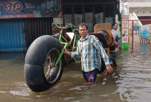 Jadi Korban Banjir Semarang, Tasin Kreatif Membuat Sepeda Apung