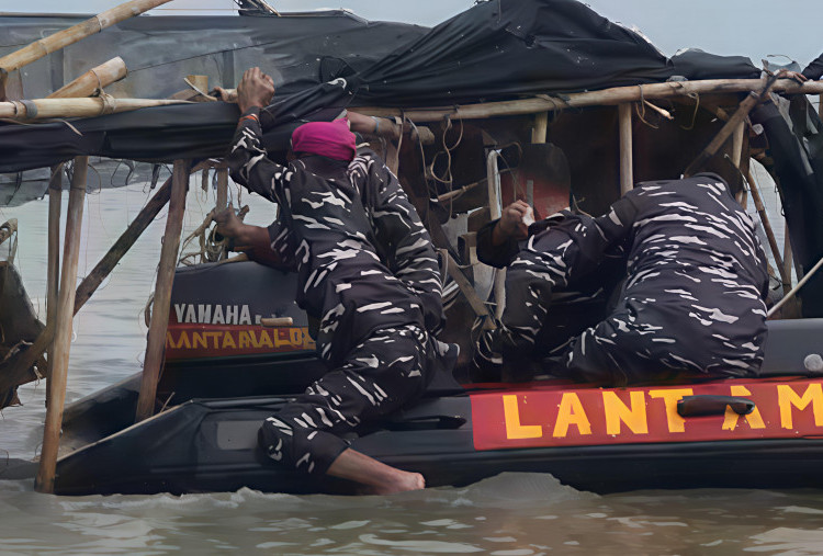 600 Marinir dan Para Nelayan Bahu-Membahu Cabut 2 KM Pagar Laut di Pantai Tangerang